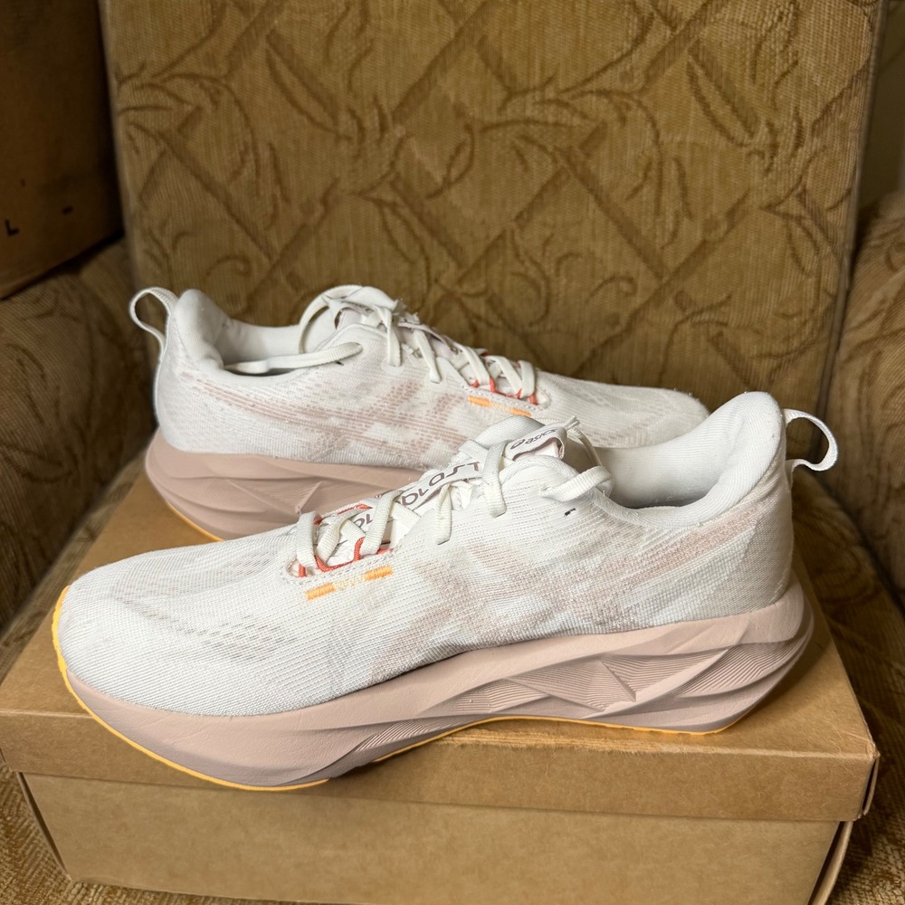 ASICS Novablast 5 Women's Running Shoes White Coral Reef Size 11 1012B765-101 - Picture 3 of 9